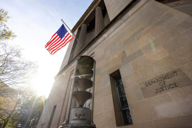 Una investigación del Departamento de Justicia de EE.UU. (DOJ, en inglés) y el FBI concluyó que el financiero Jeffrey Epstein, acusado de tráfico sexual de menores, no mantenía una "lista de clientes" a los que chantajeaba y confirmó su muerte por suicidio en una prisión de Nueva York en 2019. 