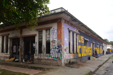 En Chinchiná, las bodegas de la antigua estación del tren amenazan con desplomarse. Los habitantes de calle convirtieron este espacio donde antes funcionaban las bodegas en un tiradero de basuras y expendio de alucinógenos. Cursa trámite una acción popular para su recuperación. Así luce este espacio hoy en día.