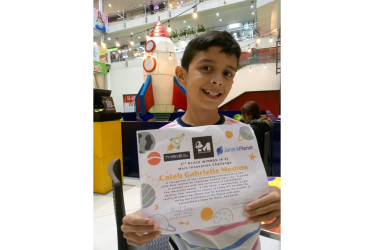 Caleb Medina con el certificado que lo reconoce como el segundo lugar en esta competencia. 