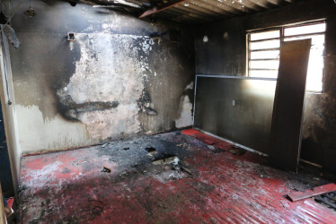 Así quedó lo que era la sala de la vivienda de María Amparo después del incendio. 