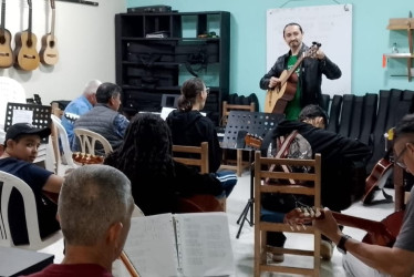 El profesor Jaime Moreno en sus clases en la Corporación Casa de la Cultura de Villamaría.