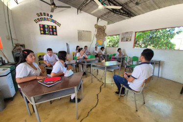Pisos y paredes del colegio Isaza de Victoria (Caldas).se están fracturando por inestabilidad en el terreno. La humedad es protagonista en las paredes. 