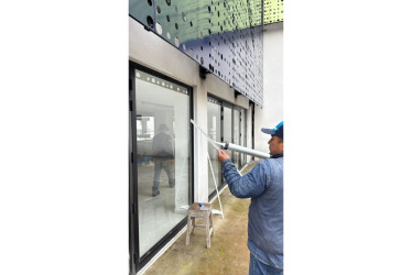 Entre los trabajos que han realizado están el sello de las ventanerías y puertas.