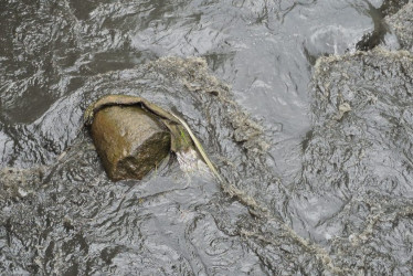 Este era el color de la quebrada en la tarde de este jueves.