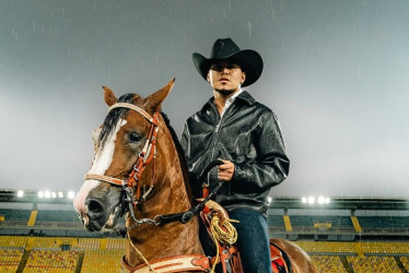 Yesion Jiménez sobre un caballo en el estadio el campín donde será el concierto.