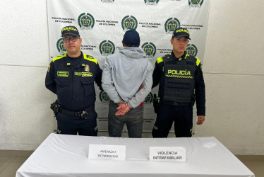 El sujeto capturado intentó agredir a sus padres y la rápida reacción de los uniformados evitó que causara una tragedia.