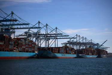 Carga y descarga de contenedores en el Puerto de Los Ángeles, California, EE. UU.. El presidente estadounidense Donald Trump ha enviado cartas a varios países imponiendo nuevas tasas arancelarias a las importaciones de sus países a EE. UU. 