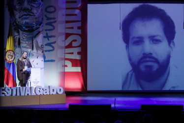 La hija del periodista Jorge Torres Alexandra Torres Mora habla en un acto de reconocimiento de responsabilidad internacional del Estado colombiano este viernes, en Bogotá (Colombia).