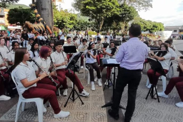 Con largas y extenuantes horas de ensayos los alumnos de la I.E San Francisco de Paula, de Chinchiná, buscan perfeccionar la ejecución de sus instrumentos.