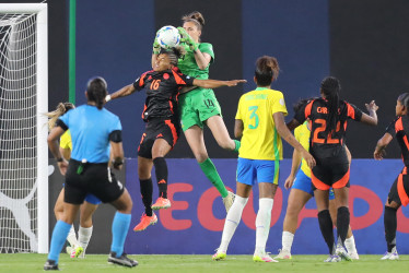 Cláudia (c) de Brasil disputa el balón con Jorelyn Carabalí de Colombia este viernes, en un partido de la fase de grupos de la Copa América Femenina entre Brasil y Colombia en el estadio Banco Guayaquil en Quito (Ecuador).