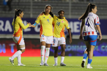 Mayra Ramírez (c) celebra junto a Linda Caicedo (2-d) y Catalina Usme (i) de Colombia este sábado, en un partido de la fase de grupos de la Copa América Femenina entre Colombia y Paraguay en el estadio Gonzalo Pozo Ripalda en Quito (Ecuador).