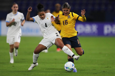 Manoly Córdova (d) disputa un balón con Laura Felipe, en la primera fecha de la Copa América Femenina entre Ecuador y Uruguay en el estadio Banco Guayaquil, en Quito (Ecuador).