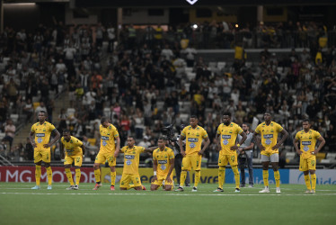 Jugadores de Atlético Bucaramanga reaccionan durante la ronda de penaltis este jueves, durante un partido de la eliminatoria para los octavos de final de la Copa Sudamericana entre Atlético Mineiro y Bucaramanga en el estadio Arena MRV en Belo Horizonte (Brasil).
