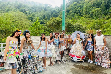 Las estudiantes desfilaron sus creaciones, resultados de su proyecto ambiental escolar.