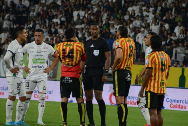 Volvió la Liga BetPlay y con ella un actor vital: el árbitro. Sin embargo, hay muchos detalles para corregir o aclarar ante la opinión pública. Diego Ulloa, uno de los más cuestionados a lo largo del semestre, sin embargo, pitó dos finales.