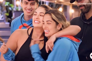 Daniela Zuluaga, Dani (de negro), de nuevo en el Desafío Siglo XXI. Se abraza con su hermana Tina. Su propósito era volver y lo logró.