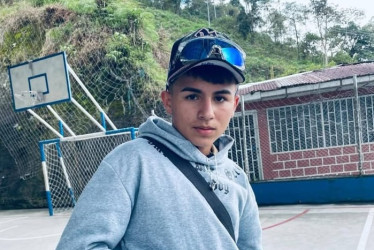 En el accidente, tres personas resultaron lesionadas. El adolescente murió mientras recibía atención médica.