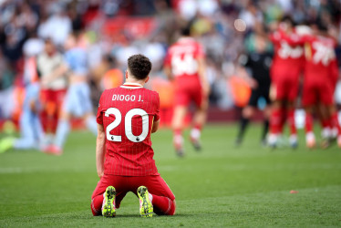 Diogo Jota celebró con el Liverpool su vigésimo título de la liga inglesa. El futbolista portugués falleció en un accidente de tránsito en España junto con su hermano Andre Silva el jueves 3 de julio del 2025.