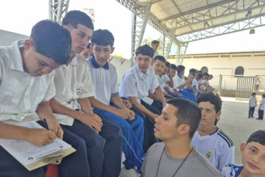 Foto I Freddy Arango I LA PATRIA  Estudiantes participan en los partidos que se juegan con el programa Goles por Convivencia, que lidera Mauricio Arbeláez, profesor de Educación Física del colegio de Isaza, en Victoria.