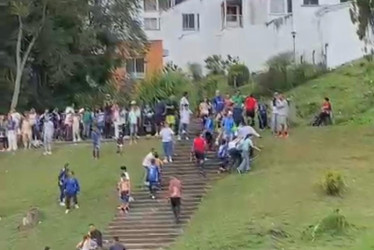 Esta imagen muestra el desorden con el que terminó el partido. El árbitro (rojo), para evitar el linchamiento, tuvo que salir rápido.