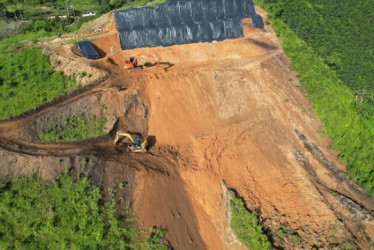 El movimiento de tierra con maquinaria pesada y el terraceo en la parte alta de los barrios Funvascar y San Carlos de Chinchiná debió parar debido a que Corpocaldas solicitó frenar la obra mientras elabora los diseños. Se espera que queden listos este mismo mes, para retomar trabajos en agosto de este 2025. En esa parte del municipio, a principios de junio, un movimiento de ladera afectó a 52 familias.