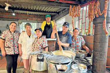 Las hermanas Tibaduiza llevan cerca de 20 años sirviendo platos típicos en el restaurante El Crucero, a donde llegan decenas de deportistas a desayunar los fines de semana desde las 6:30 a.m.
