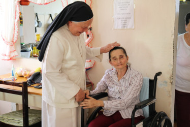 La hermana Ana María Echeverri Jaramillo, Caldense del Año 2019, en una de sus jornadas de servicio en la fundación Betania.