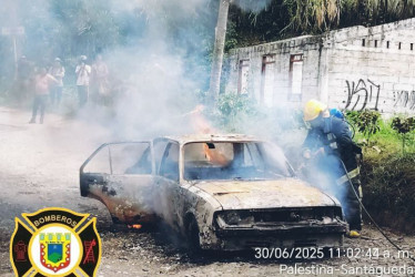 El carro incendiado.