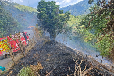 Los Bomberos de Salamina atendieron un incendio forestal en la vía que conduce hacia Aranzazu, en el Norte de Caldas.