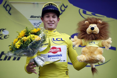 El ciclista belga Jasper Phillipsen con la primera camiseta amarilla del Tour de Francia 2025. 