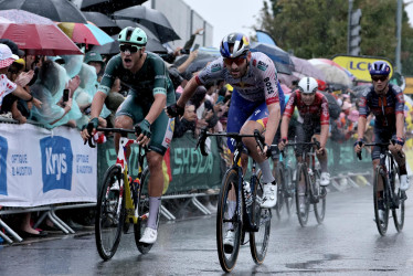El líder en puntos de la Maillot Verde, el ciclista italiano Jonathan Milan (izq.) del equipo Lidl - Trek, ganó la 17.ª etapa del Tour de Francia.