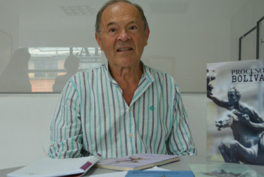 Jorge Ossa muestra el boceto del libro Proceso a Bolívar que pretende sacar al mercado para preservar la memoria del escultor Rodrigo Arenas. 