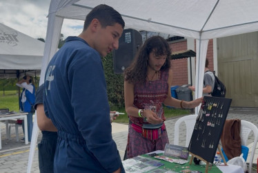 Juliana, es artista y estudiantes de estructuras livianas en el Sena Caldas. Ella combina el activismo con la calle y la selva, recuperando los espacios que les han sido negados a las personas LGBTIQ+. 