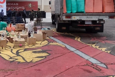 15 toneladas de licor adulterado y productos para elaborarlos aprehendieron los investigadores. Caso.