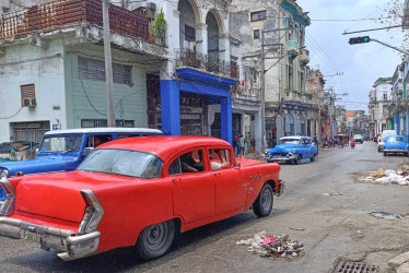 Desde una calle en La Habana (Cuba) se evidencia el deterioro de sus edificios. 