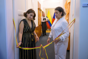 Laura Sarabia (i), canciller saliente, en uno de sus últimos actos oficiales junto a la embajadora de Colombia en República Checa, Solangel Ortiz Mejía (d), durante la inauguración de la Embajada de Colombia en República Checa el viernes (4 de julio) en Praga (República Checa). 