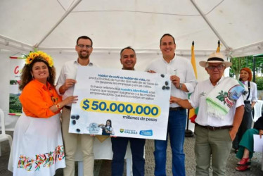 El 11 de octubre del 2023, el entonces gobernador de Caldas, Luis Carlos Velásquez (segundo de izq. a der.), participó en un evento público en el que se anunció la asignación de $50 millones para la ejecución de una feria del café en Chinchiná. Estuvo acompañado del diputado y candidato Andrés Fernando Chaparro Echeverry (cuarto).