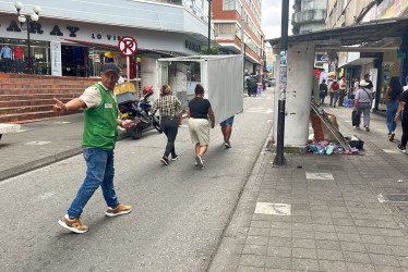Retiro de una de las dos estructuras sin autorización en el centro de Armenia.