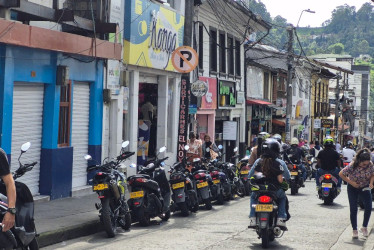 Las motos son las que más se ven en la carrera 5 de Villamaría.