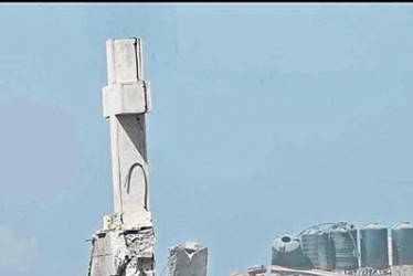 La Iglesia de la Sagrada Familia sufrió ayer graves daños tras un bombardeo israelí.