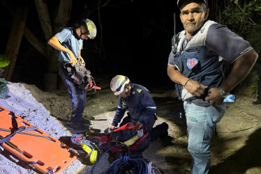 El ciudadano instalaba una antena sobre un árbol, cuando sufrió el infarto que le causó la muerte instantánea.