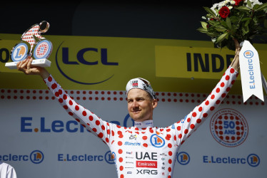 El ciclista belga Tim Merlier, del equipo Soudal Quick-Step, celebra en el podio tras ganar la novena etapa del Tour de Francia.