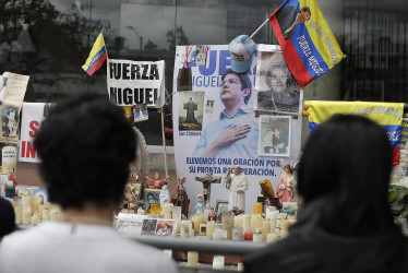 Personas han orado en un altar improvisado frente a la Fundación Santa Fe de Bogotá, lugar donde permanece hospitalizado el senador colombiano Miguel Uribe Turbay.