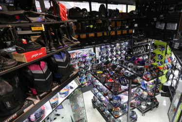 El color es su motor. 3 mil cascos al año vende Mototienda Manizales, un negocio fundado por el diseñador Fabián Andrés Zuluaga Vélez. Inició con un taller de chalecos y hoy tiene un templo para motociclistas que abarca una cuadra.