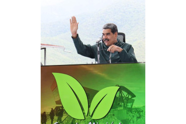 Presidente de Venezuela, Nicolás Maduro, saludando durante el lanzamiento de la Gran Misión Madre Tierra Venezuela. 