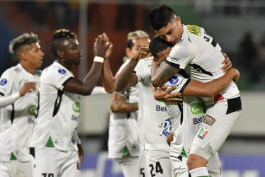 El tercer gol del Once Caldas anoche, anotado por Felipe Gómez y la celebración con sus compañeros. El Blanco ganó 0-3 y dio un paso grande hacia los octavos de final.