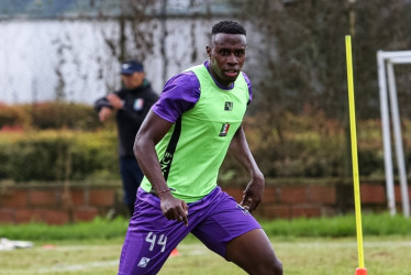 Kevin Cuesta, defensor central que llegó de Independiente Santa Fe, podría ser titular el domingo con Once Caldas ante Fortaleza.