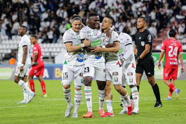 Los centrales Juan Felipe Castaño (izq.) y Kevin Cuesta (centro), más el atacante Jefry Zapata (der.), anotaron 3 de los 6 goles del Once Caldas ante Patriotas por la Copa BetPlay Dimayor. Dayro Moreno, por duplicado, y Mateo Zuleta, completaron la goleada.