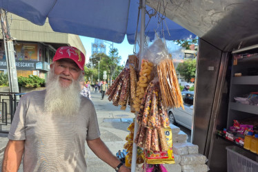 La vida le sonríe a Papá Noel en Manizales: "El trabajo es mi mayor arma contra la depresión", señala José Rubiel Martínez Echeverri, quien se mudó de El Triángulo a El Cable con su venta de dulces. Ahora tiene un módulo metálico.