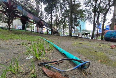 En el parque hay cables expuestos a la lluvia.